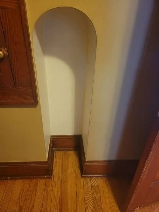 Kupiłem ten starszy dom 4 lata temu i mam dziwny kącik w korytarzu. Nie jestem pewien, do czego służył i nie mogę znaleźć niczego, co mógłbym tam umieścić. Ma około 90 cm wysokości. Dla przypomnienia, próbowałem postawić wysoki wazon i wyglądał po prostu dziwnie.🤷