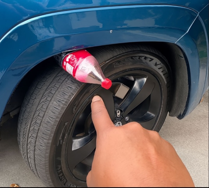 Jeśli widzisz butelkę zaklinowaną między kołem a podwoziem swojego samochodu, pod żadnym pozorem nie wsiadaj do niej.